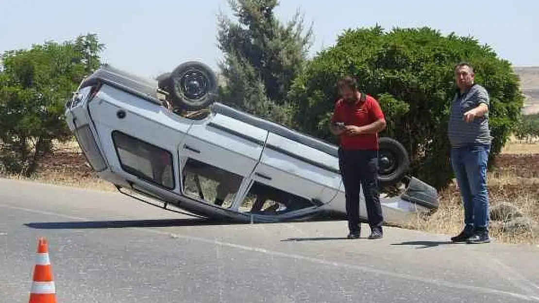 Kontrolden Çıkan Otomobil Devrildi: 2 Yaralı