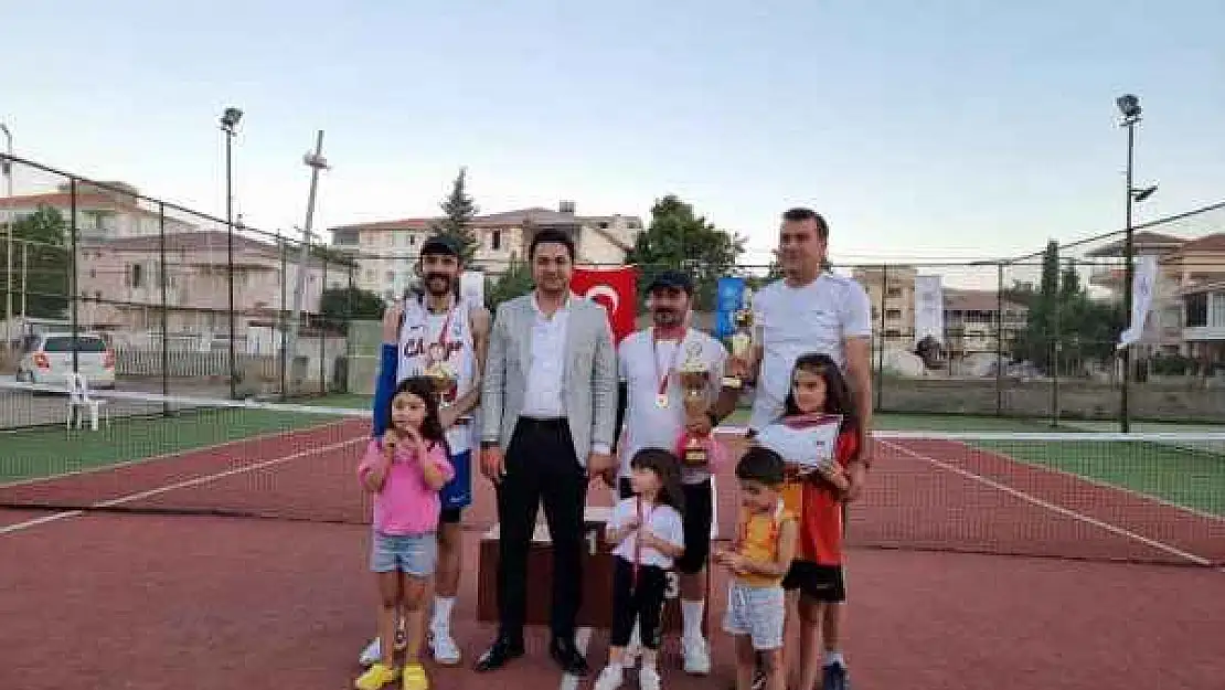 Veteran kort tenis turnuvası düzenlendi