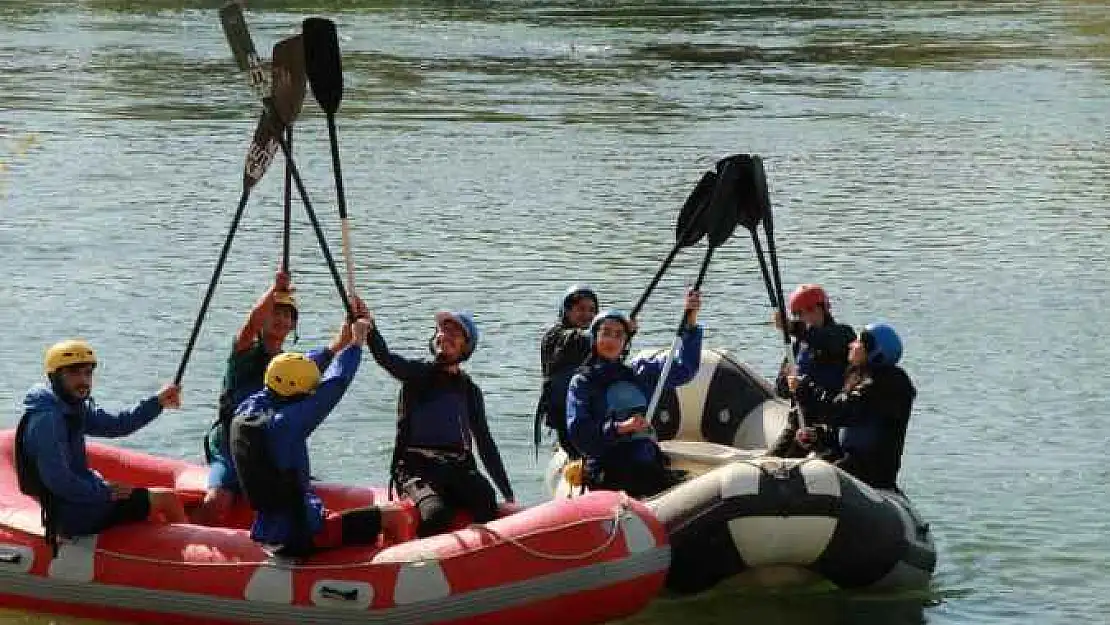 Milli sporcu olmak için Murat Nehri'nde kürek çekiyorlar