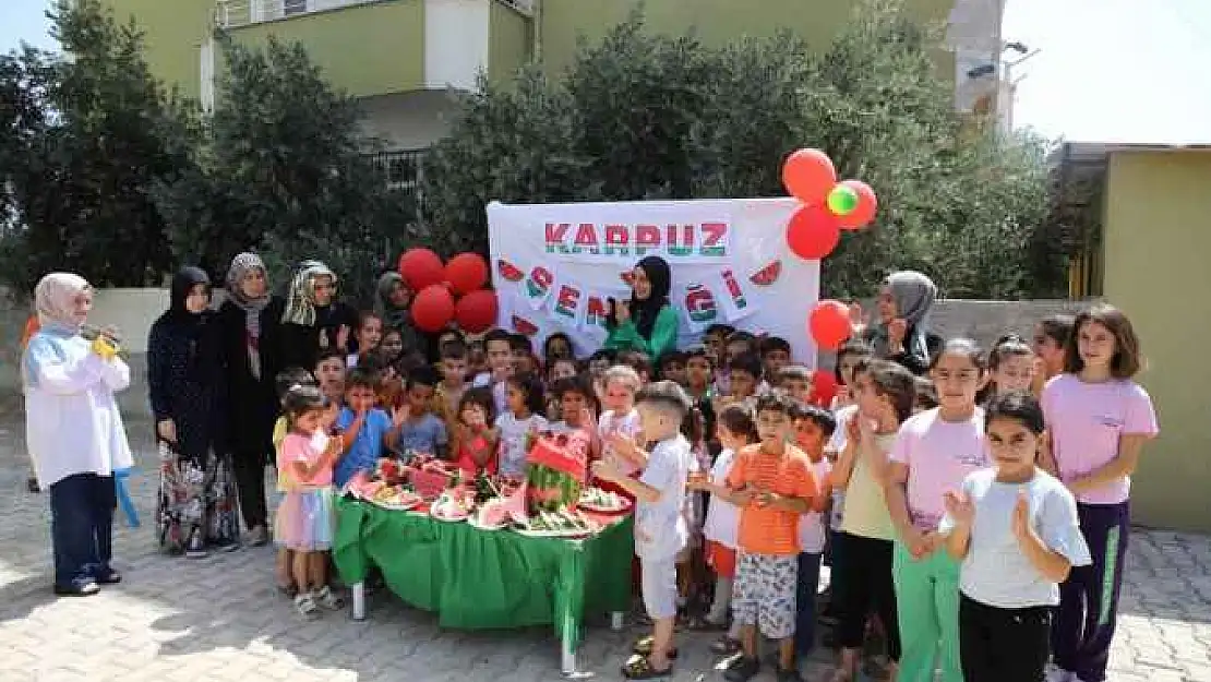 Depremzede çocuklar karpuz şenliğinde gönüllerince eğlendi