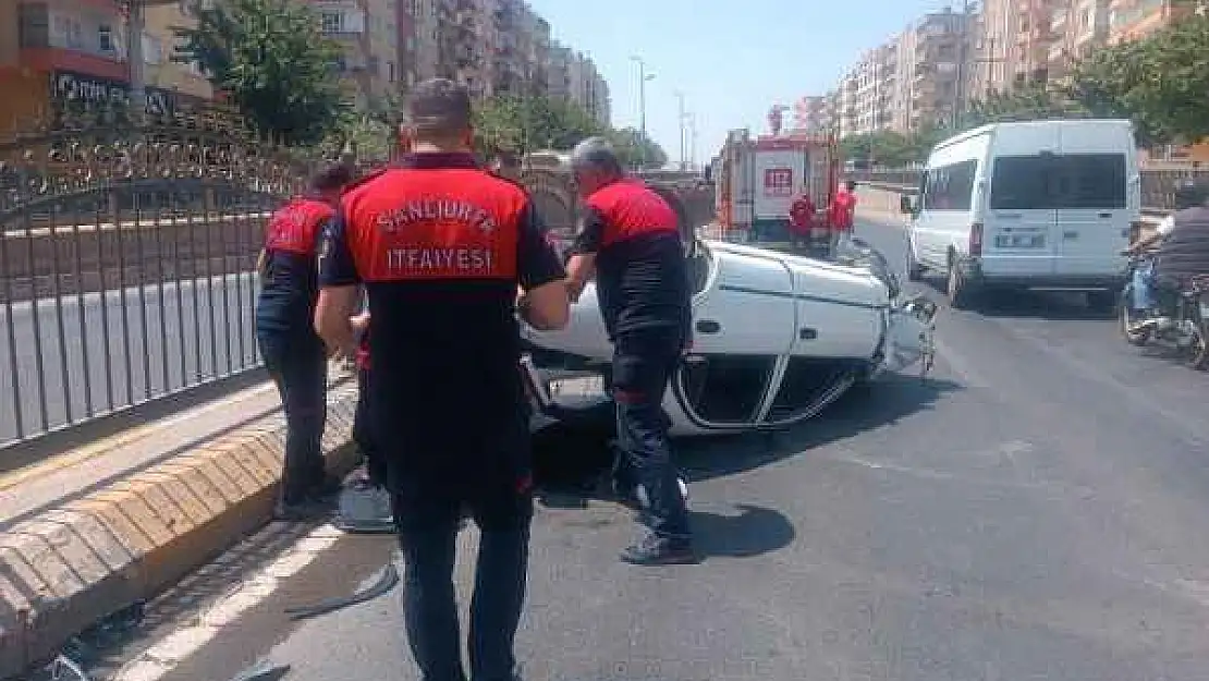 Refüje çarparak devrilen otomobilin sürücüsü yaralandı