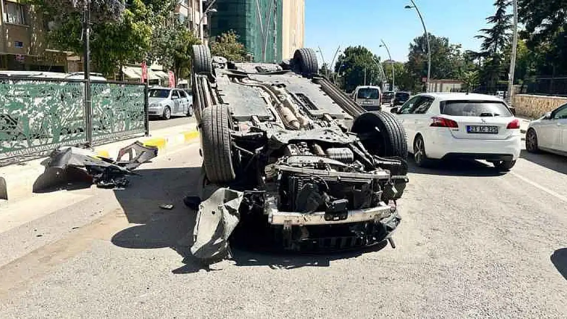 Hafif Ticari Araçla Çarpışan Otomobil Takla Attı: 3 Yaralı