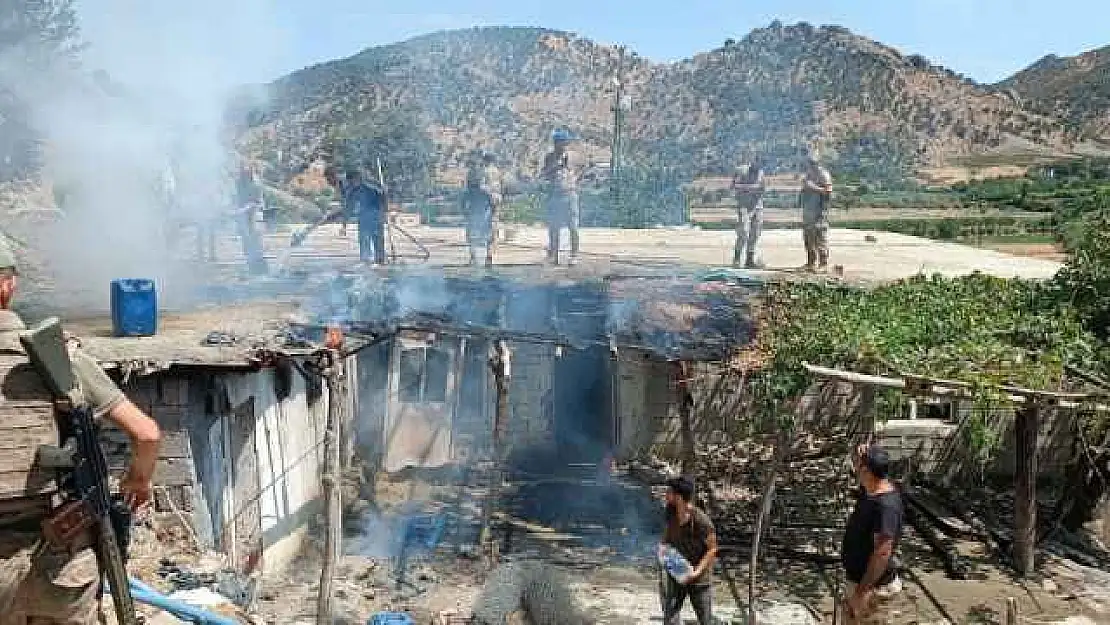 Köy Evinde Çıkan Yangın Jandarma Tarafından Söndürüldü