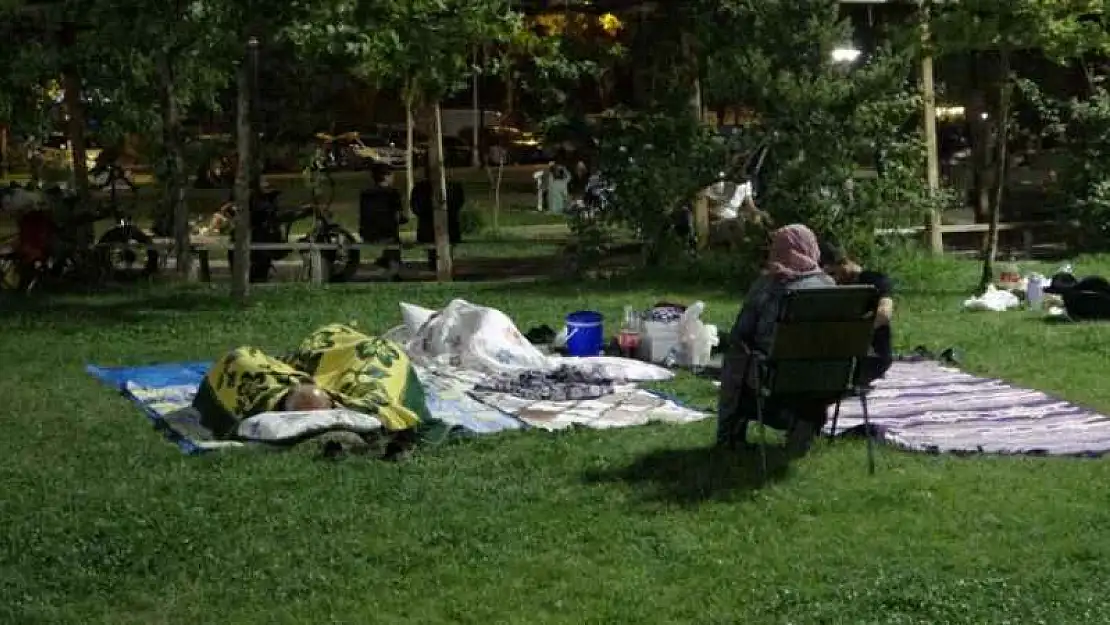 Peş Peşe Üç Depremle Sarsılan Malatyalılar Park Ve Bahçelerde Sabahlıyor