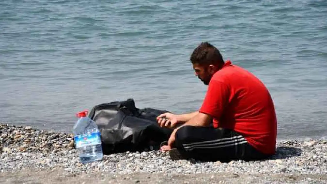 Çaresiz Kardeş, Denizde Boğulan Ağabeyinin Yanından Ayrılamadı