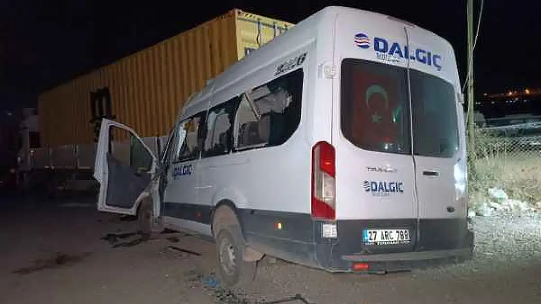 İşçi Servisi Tıra Ok Gibi Saplandı: 1 Ölü, 11 Yaralı