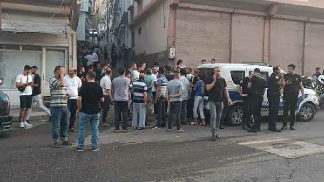 Mahalleli İle Uyuşturucu Satıcıları Arasında Kavga: 1 Ölü, 4 Yaralı