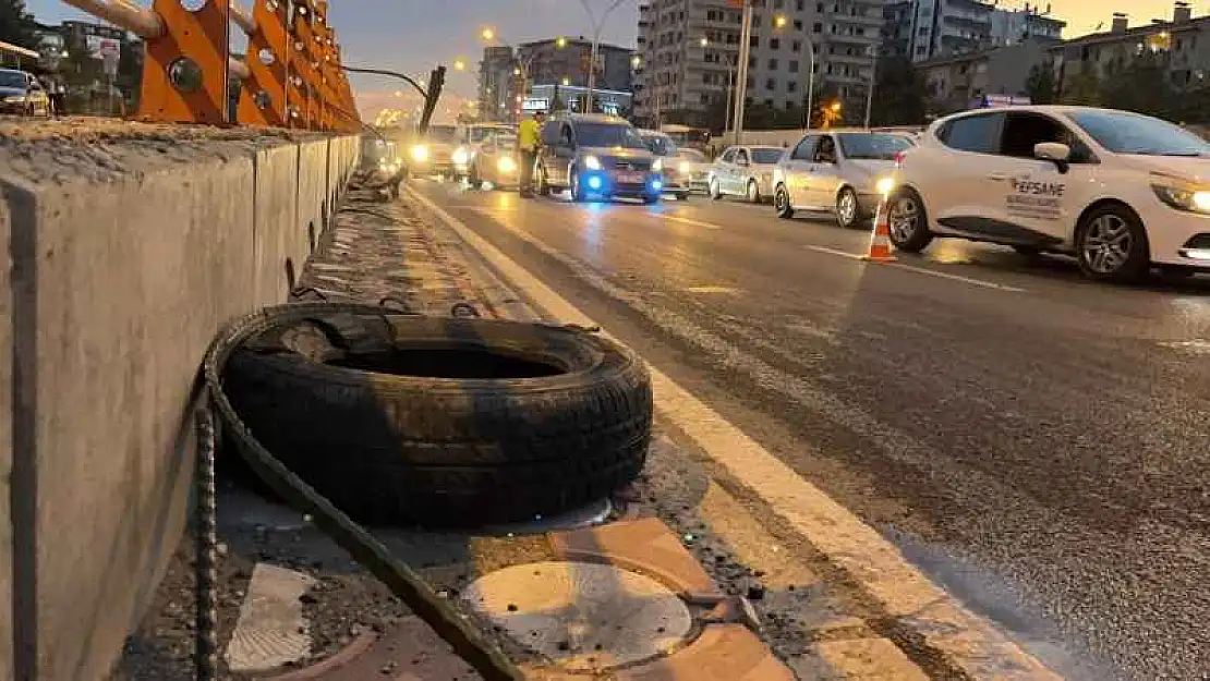 Hızını Alamayan Araç Refüje Çarptı: 3 Yaralı