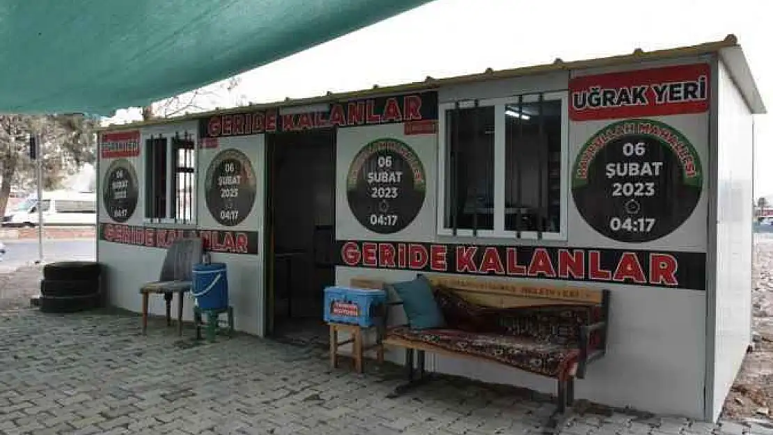 Depremde Kaybettiği Eşi, Kızı Ve Mahallelileri Anısına Bu Konteyneri Açtı