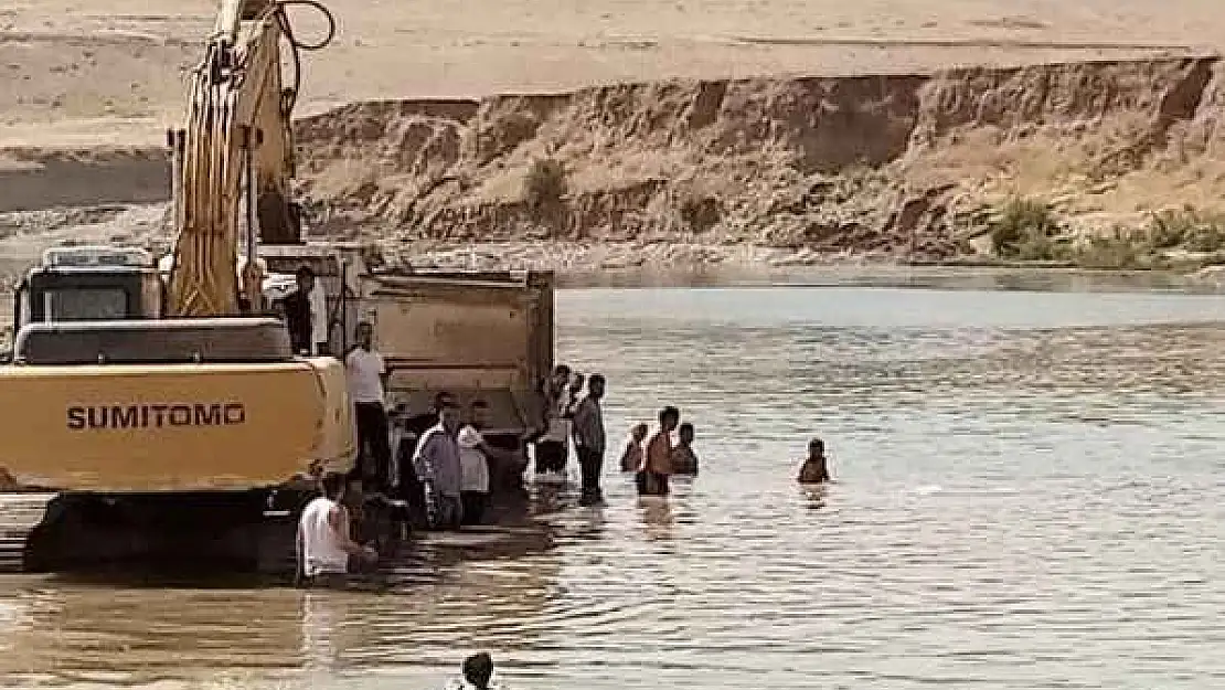 Dicle Nehri'ne Düşen Kamyonun Şoförü Hayatını Kaybetti