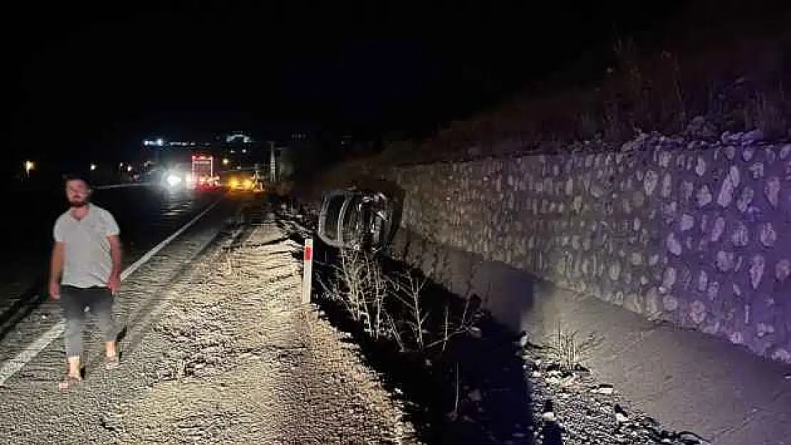 Takla Atan Otomobil Su Kanalına Düştü