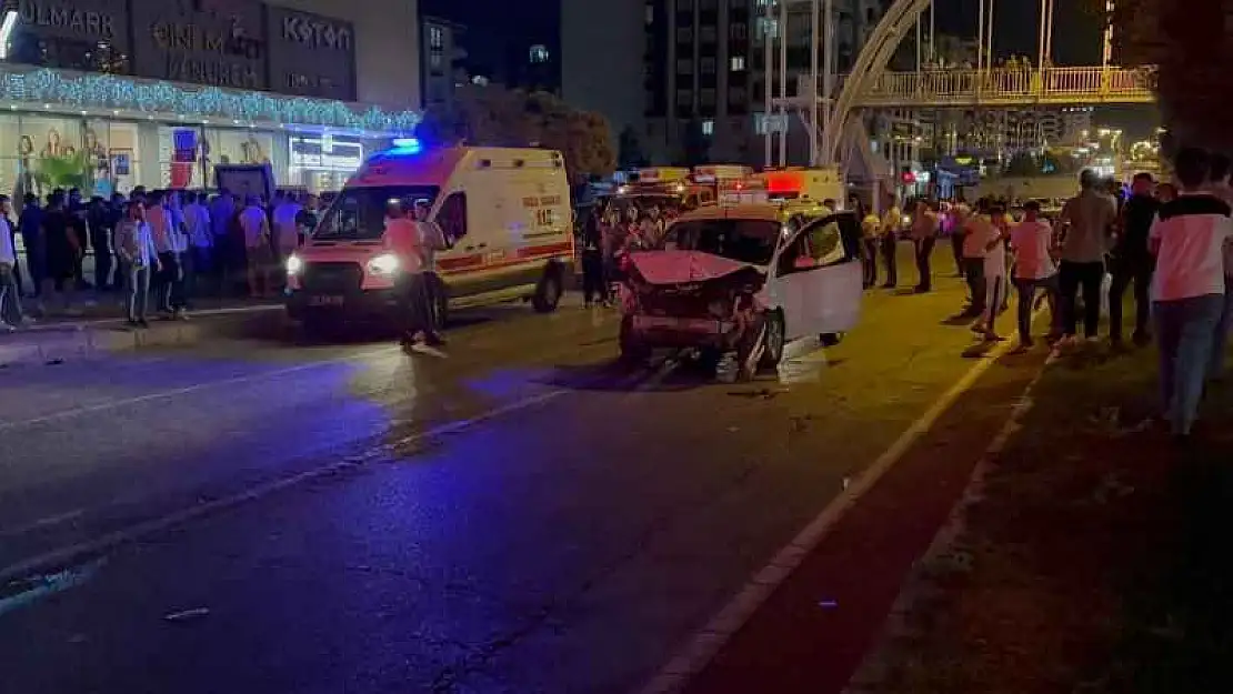 Sivil Polis Aracına Otomobil Çarptı: 5 Yaralı