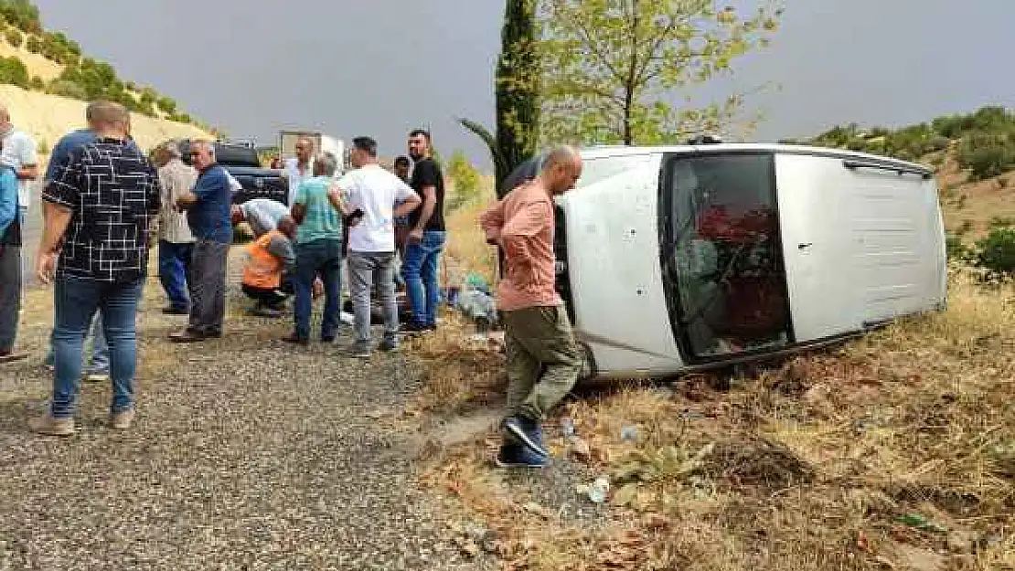 Hafif ticari araç ile otomobil çarpıştı: 4 yaralı