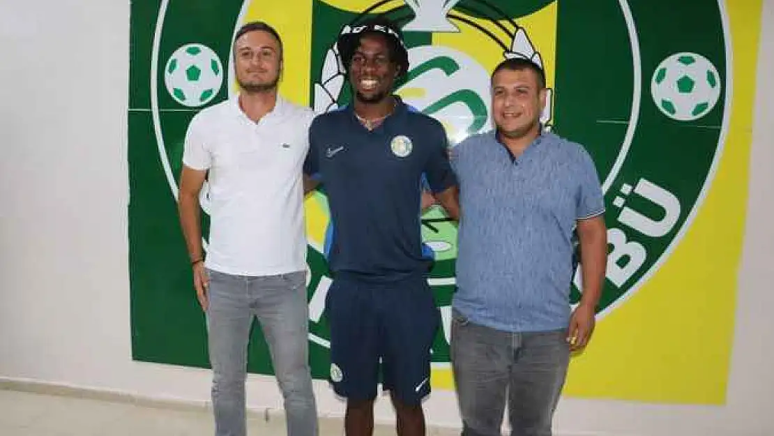 İki Taraftar Buldukları Para Dolu Çantayı Gabonlu Futbolcuya Teslim Etti