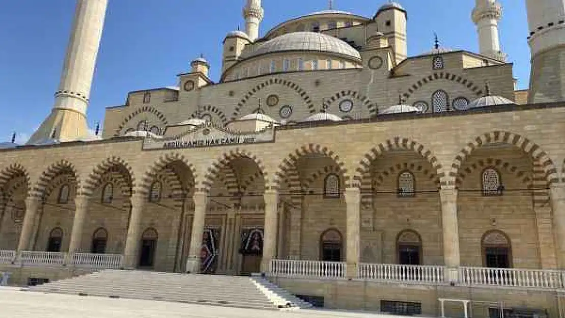 Depremde Zarar Gören Abdülhamit Han Camii'nin 25 Eylül'de Yeniden İbadete Açılması Planlanıyor