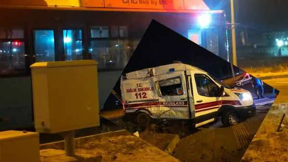 Ambulans İle Belediye Otobüsü Çarpıştı: 3 Yaralı