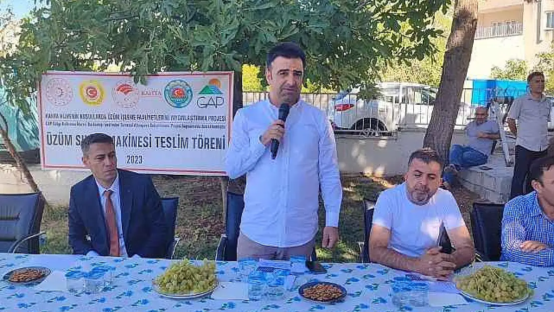 Deprem bölgesindeki çiftçilere üzüm sıkacağı makinesi dağıtıldı