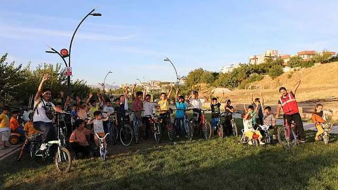 Kahta Belediyesi Çocuklara Bisiklet Turu Etkinliği Düzenledi