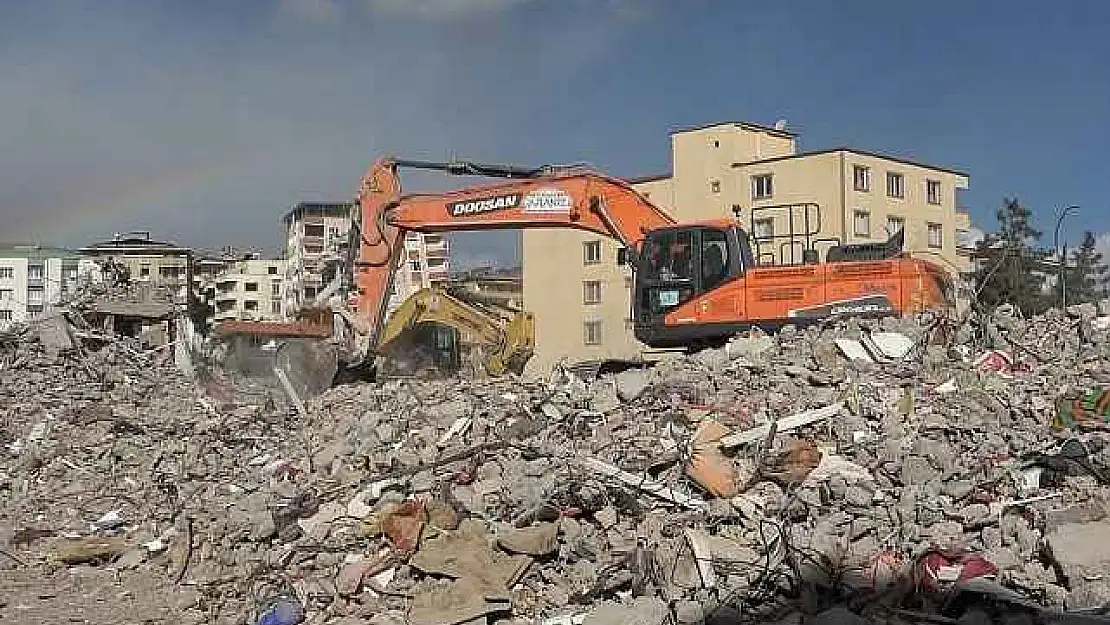 Depremde yıkılan ve 25 kişiye mezar olan bina ile ilgili eksik ve hatalı proje iddiası