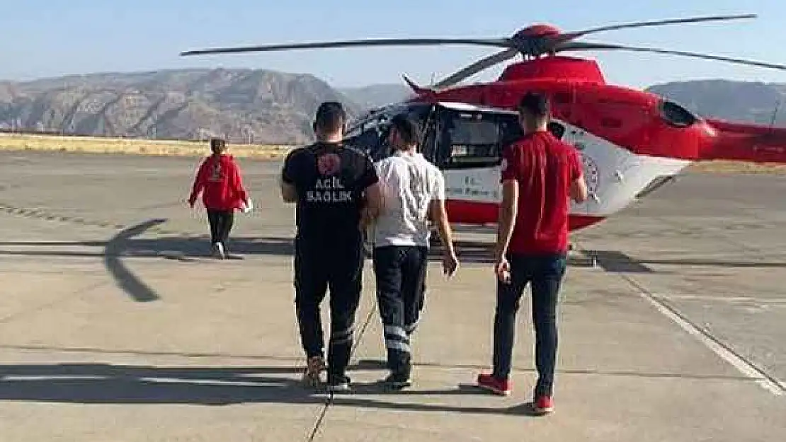 Ambulans helikopter minik Aras için havalandı