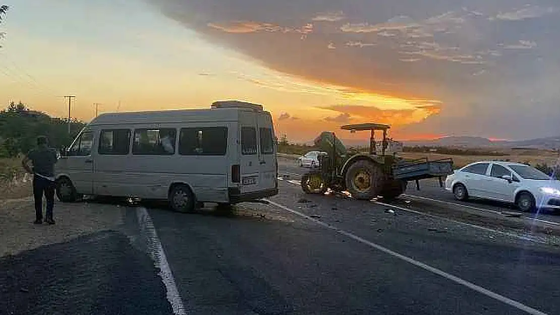 Minibüs ile traktör çarpıştı: 5 yaralı