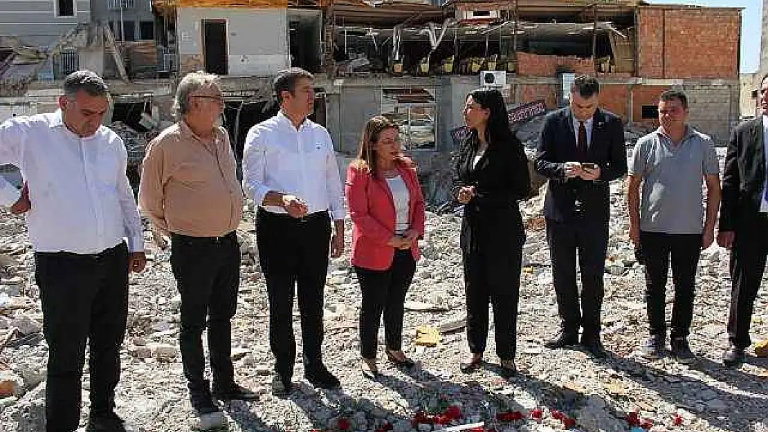 İsias Otel'e karanfil bırakıldı