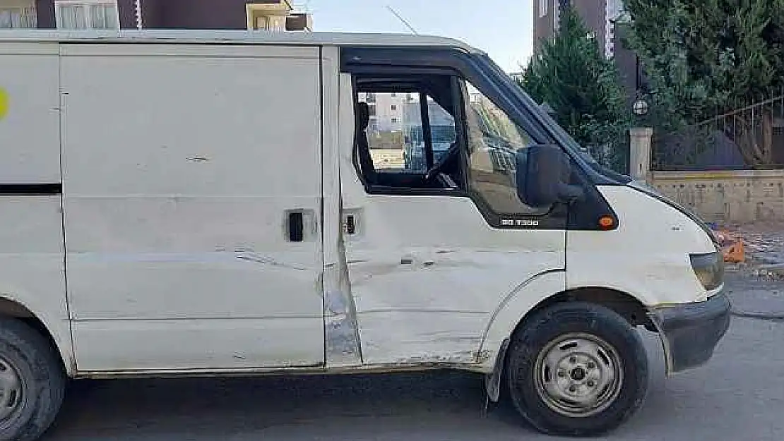 Motosiklet ile minibüs çarpıştı: 1 ağır yaralı