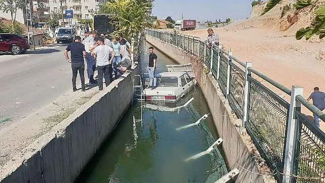 Sulama Kanalına Uçan Araçtaki 2 Kişiyi Vatandaşlar Kurtardı