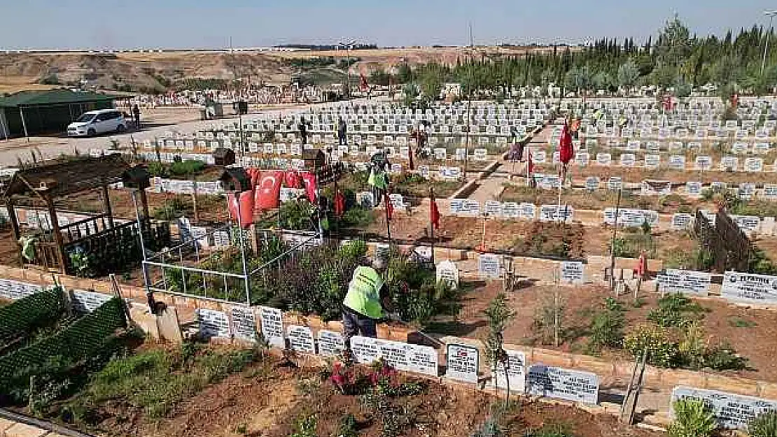 Belediye Mezarlığında Temizlik ve Çevre Düzenlemesi Yapılıyor