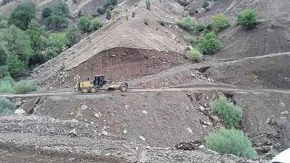 Heyelan Nedeniyle Kapanan Yollarda Çalışmalar Sürüyor