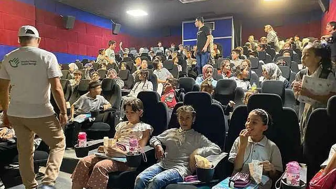 Minik Öğrenciler Sinema Etkinliğinde Bir Araya Geldi