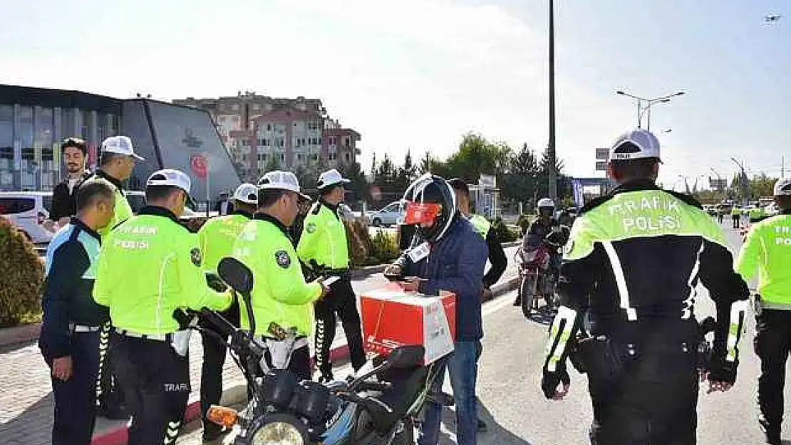 Motosiklet Sürücülerine Ücretsiz Kask Dağıtıldı