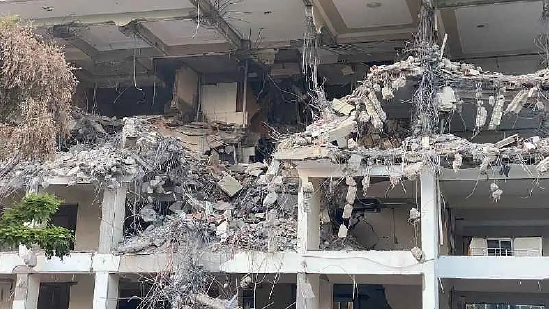 Kolonları Parçalanan Bina Güçlükle Yıkıldı
