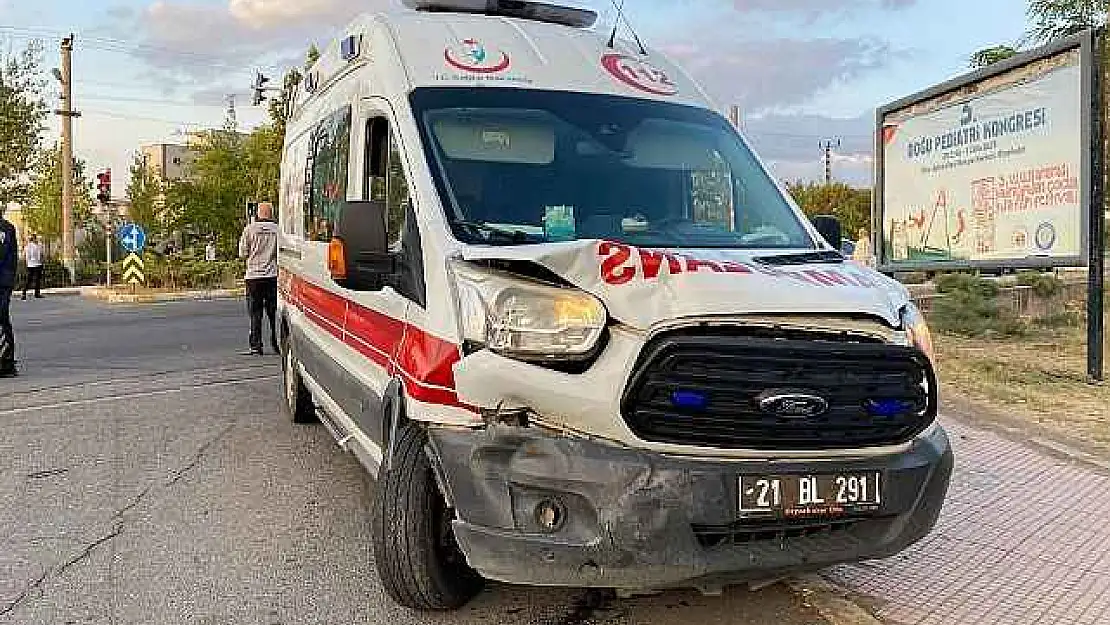 Hasta Taşıyan Ambulans Kazaya Karıştı: 1 Yaralı