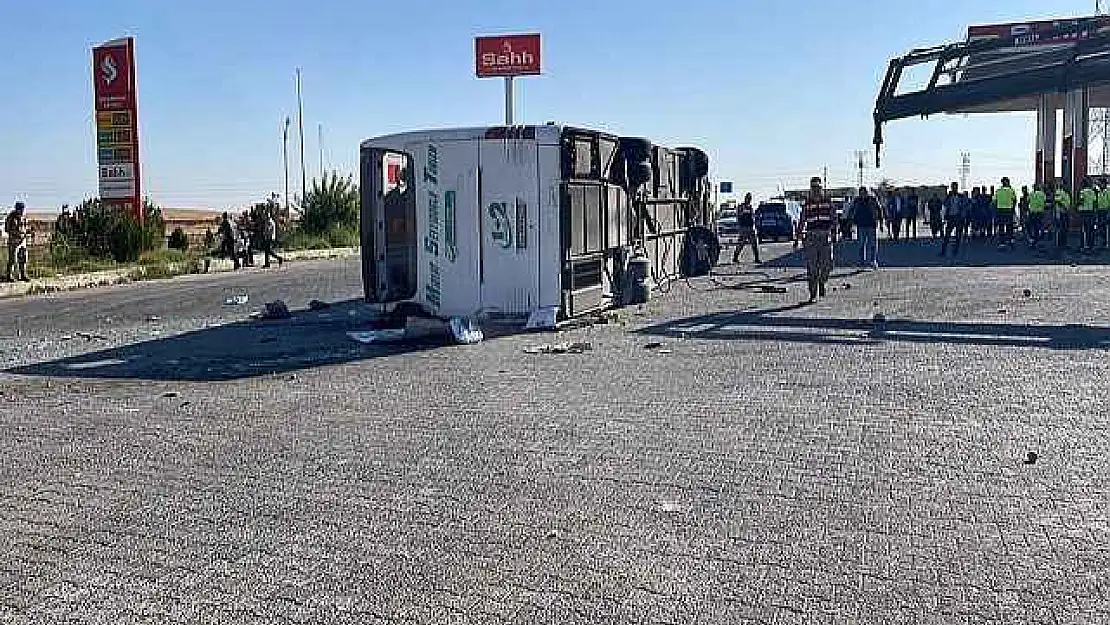 Otomobille çarpışan otobüs devrildi: 1 ölü, 14 yaralı