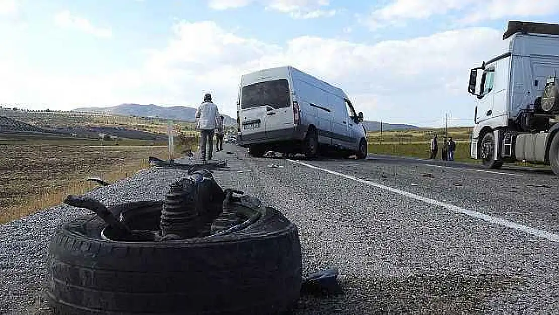 Hafif Ticari Araç İle Tır Kafa Kafaya Çarpıştı: 1'i Ağır 2 Yaralı