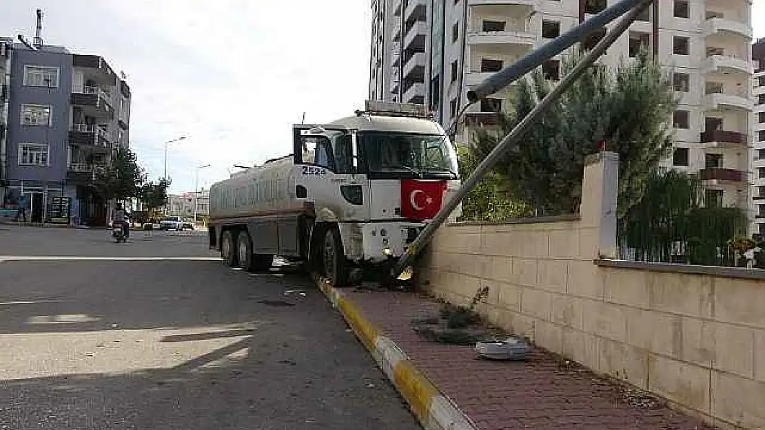 Polisin 'Dur' İkazına Uymayarak Kaçan Su Tankeri Kaza Yaptı