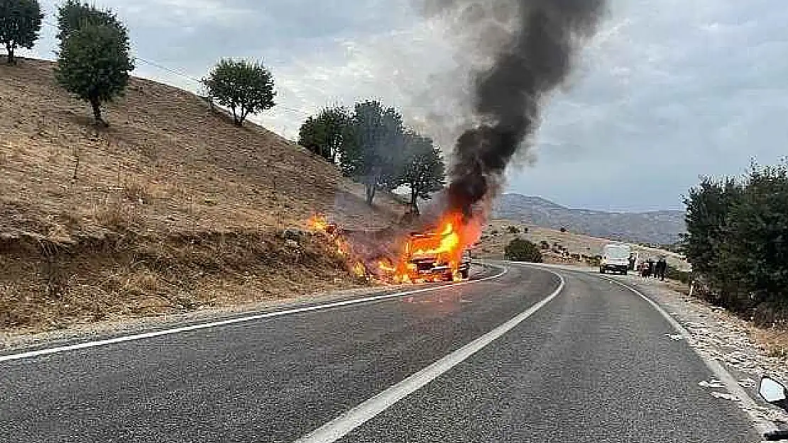 Alev Topuna Dönen Kamyonettin İçinden Son Anda Çıktılar