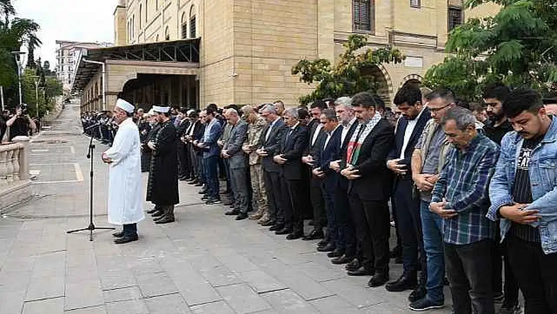 Filistin'de Hayatını Kaybedenler İçin Gıyabi Cenaze Namazı Kılındı