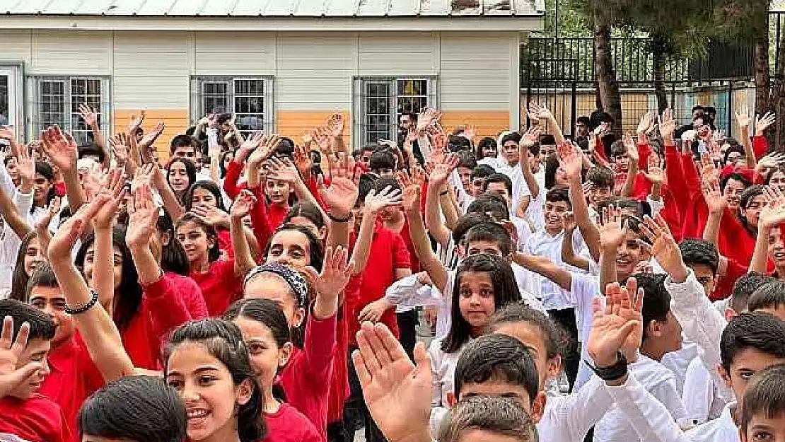 600 Öğrenci Cumhuriyeti Koreografi İle Kutladı