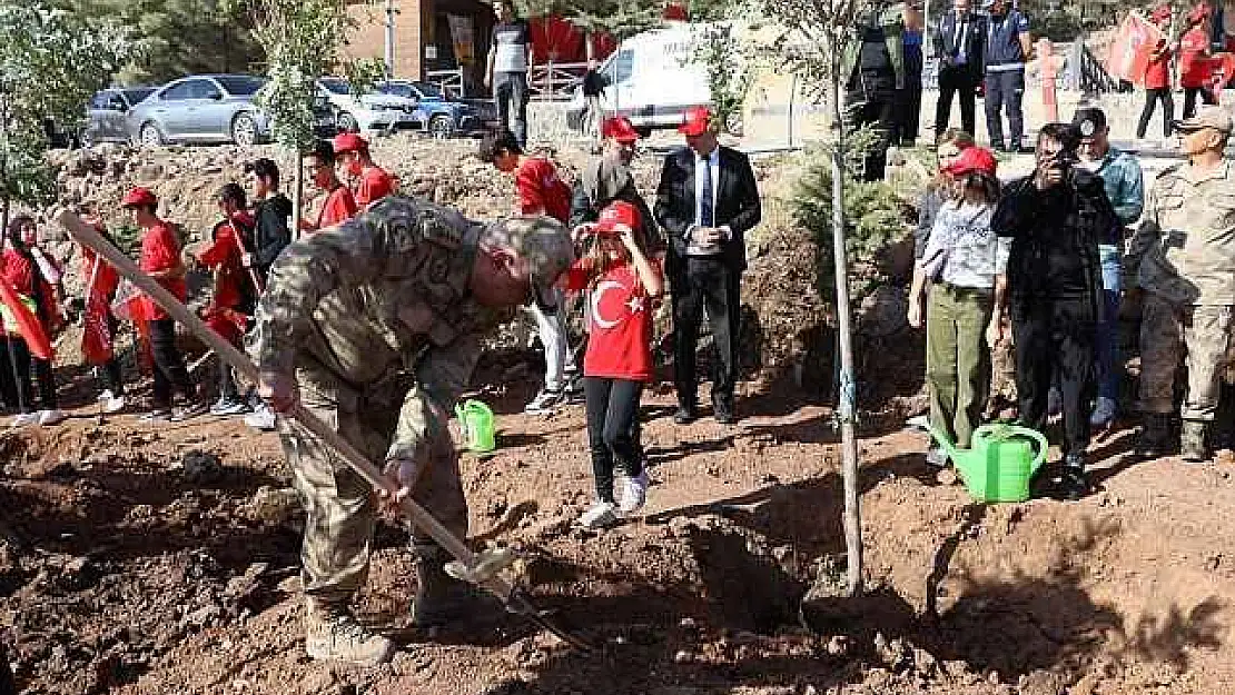 Cumhuriyet'in 100'üncü Yılı Anısına 100 Öğrenci Yüz Fidan Dikti