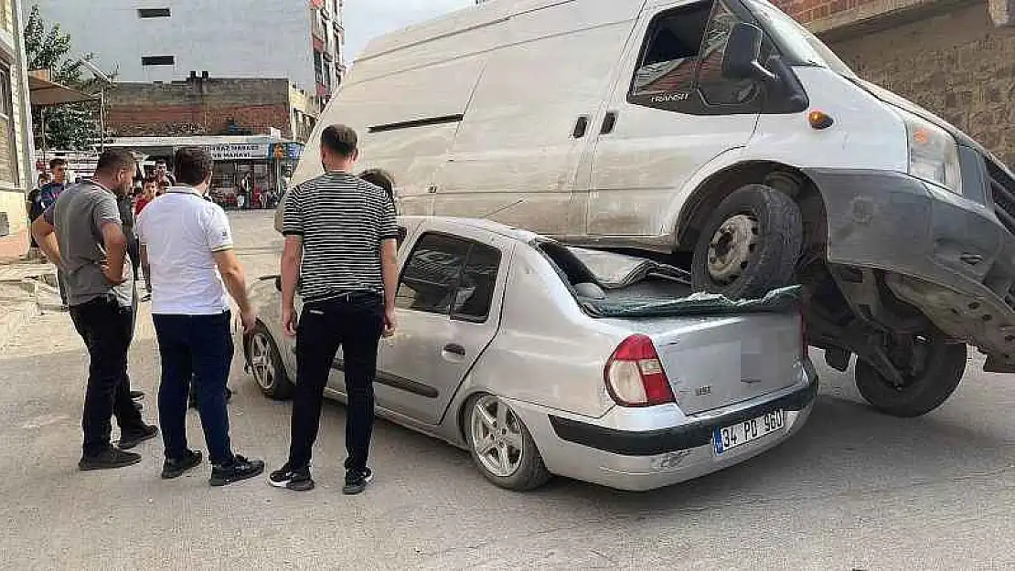 Minibüs Park Halindeki Otomobilin Üstüne Çıktı