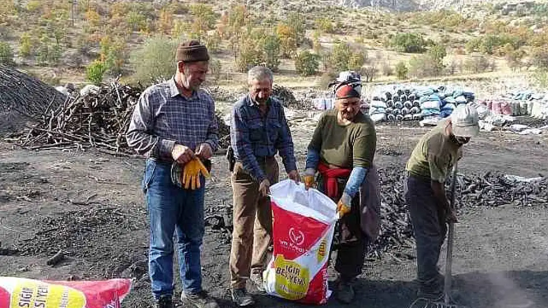 Ekmeklerini mangal kömüründen çıkarıyorlar