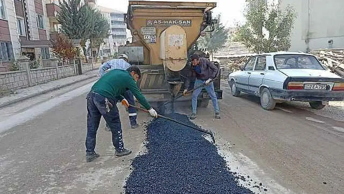 Gölbaşı Belediyesi bozulan yolları onarıyor