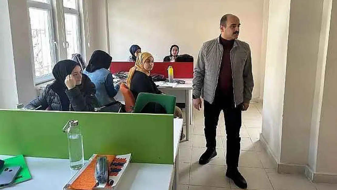 Kaymakam Altınsöz öğrencilerle kütüphanede bir araya geldi