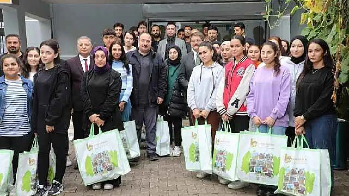 Viranşehir Belediyesinden gençlere kitap seti desteği