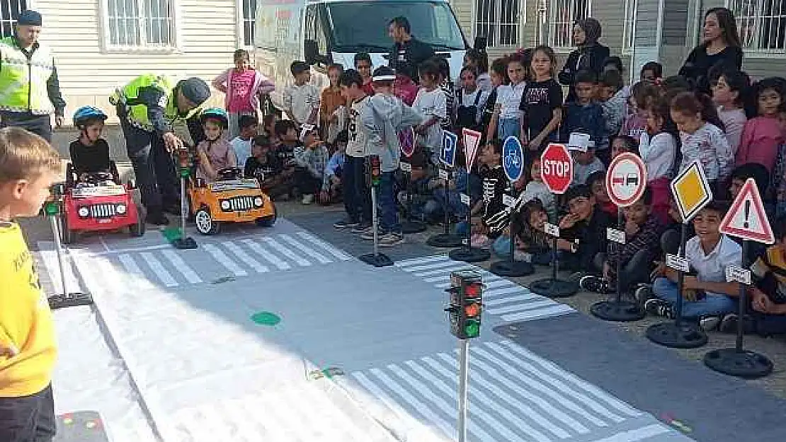 Jandarma ekipleri tarafından öğrencilere trafik eğitimi