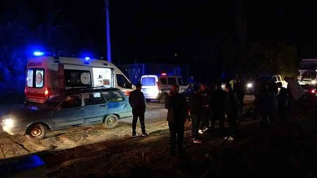 Kontrolden çıkan motosiklet taziyeden dönenlerin arasına daldı: 3 yaralı