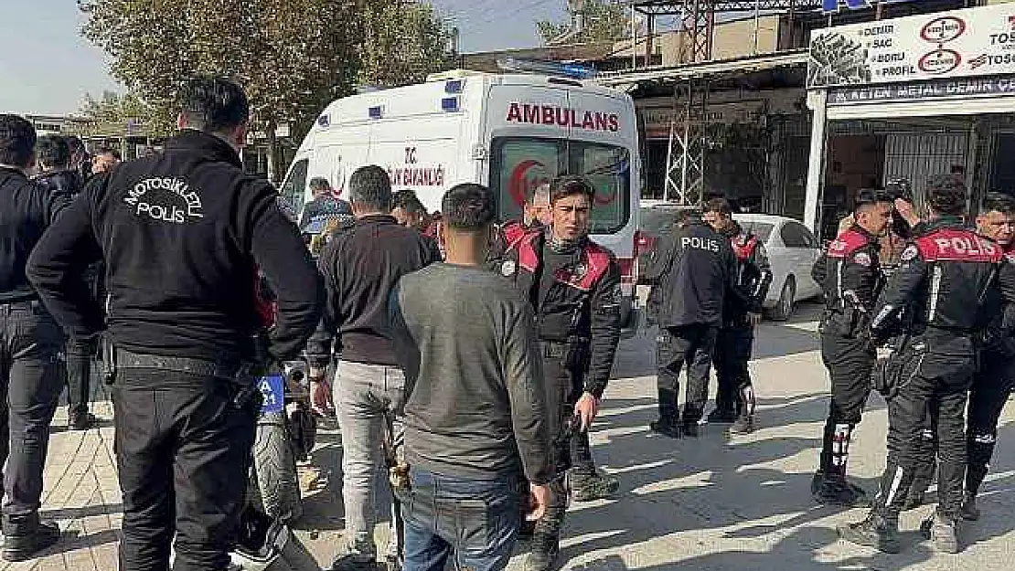 Otomobil kavşakta yunus ekiplerine çarptı