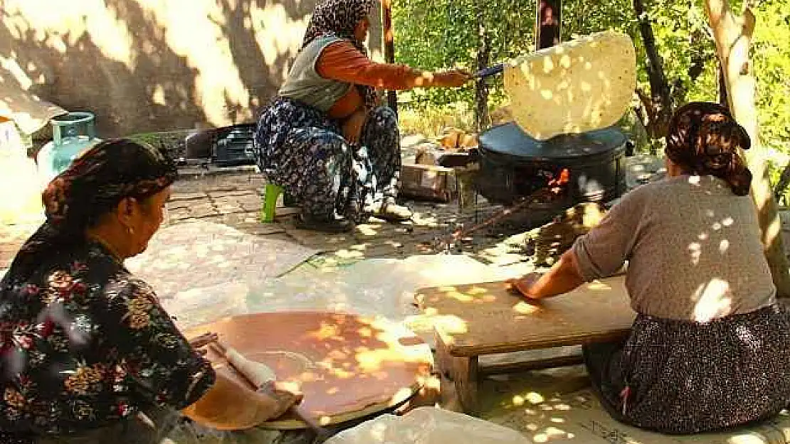Kahramanmaraş'ta kadınlar bir araya gelerek imece usulü ekmek yapıyor